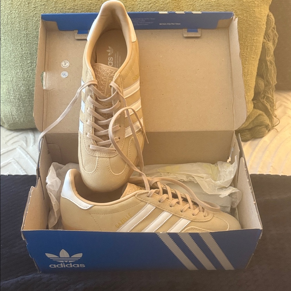 Adidas  Women’s Beige and White Sneakers BRAND NEW!